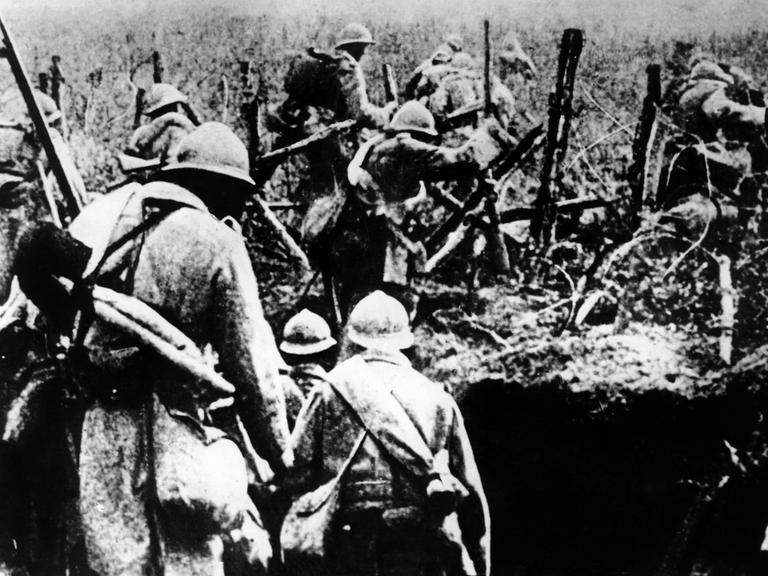 Französische Infanterie auf dem Schlachtfeld von Verdun im Ersten Weltkrieg (1914-1918).