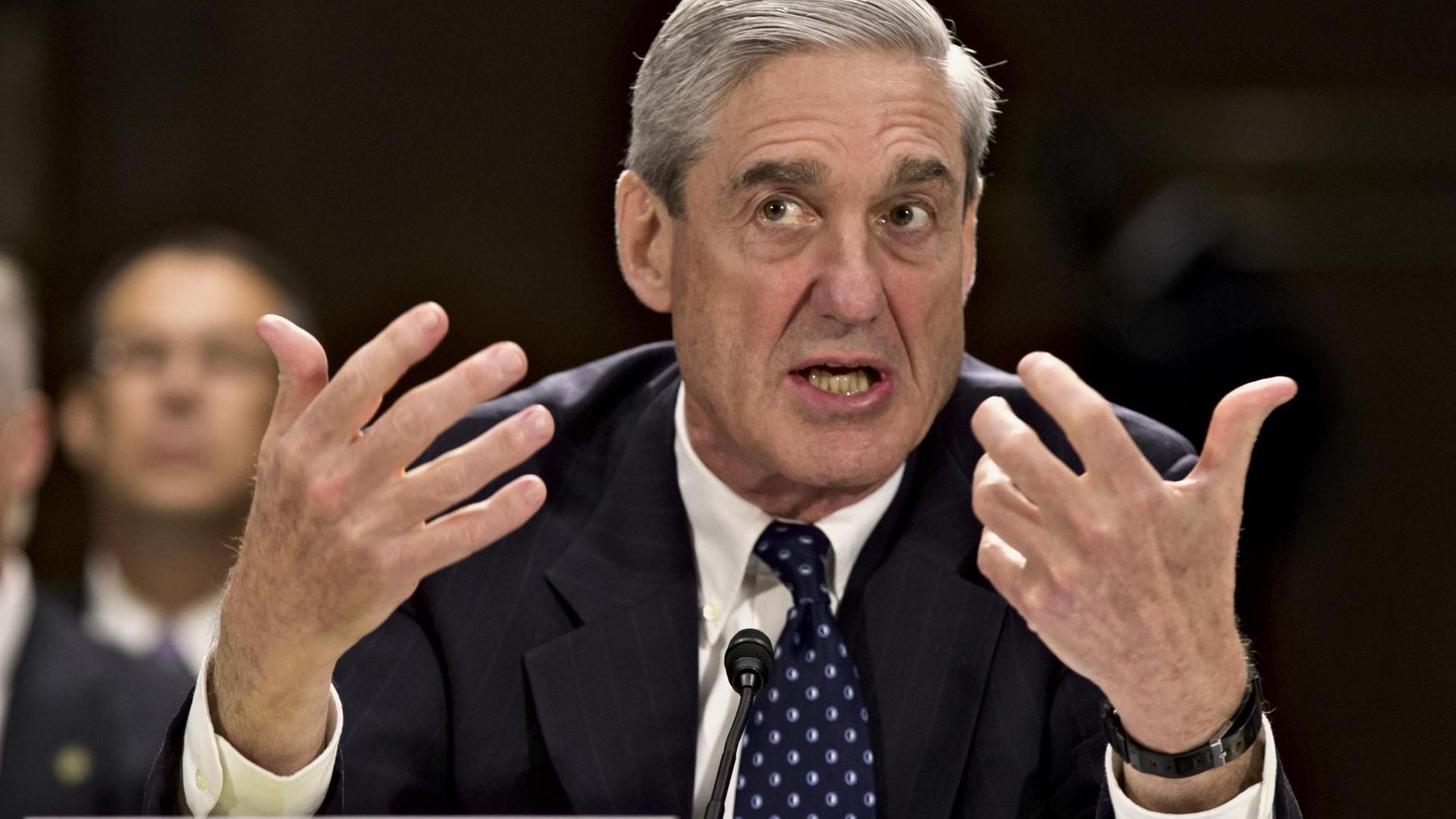 Robert Mueller gestikuliert mit den Händen Robert Mueller gestikuliert mit den Händen
