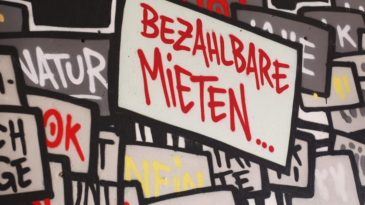 "Bezahlbare Mieten" steht auf einem Wandbild nahe dem Kottbusser Tor in Berlin im Bezirk Kreuzberg.