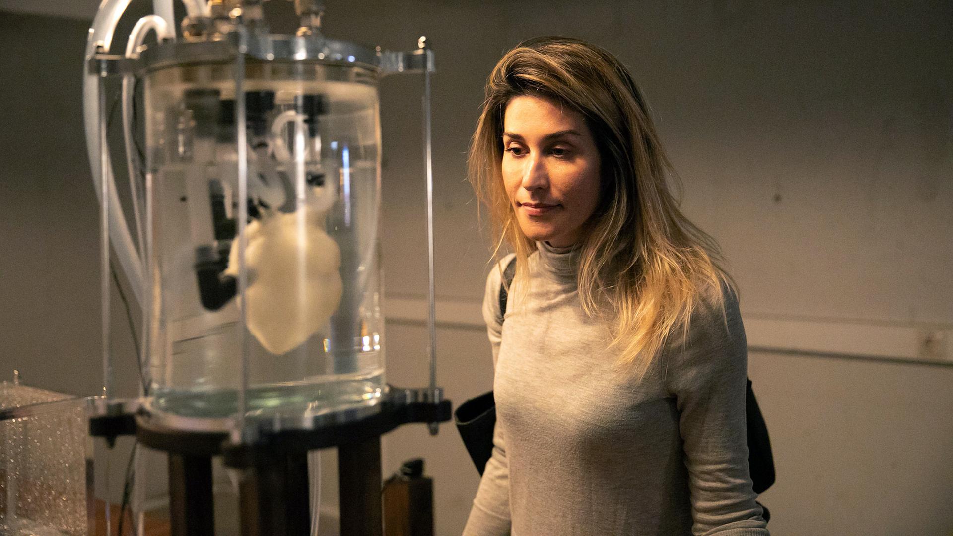 Die Künstlerin Susana Ballesteros vor einer ihrer Versuchsanordnungen in ihrer Arbeit "Give my creation... Life!", die sie gemeinsam mit Jano Montañés auf der Ars Electronica 2018 ausstellt. Die Künstlerin Susana Ballesteros vor einer ihrer Versuchsanordnungen in ihrer Arbeit "Give my creation... Life!", die sie gemeinsam mit Jano Montañés auf der Ars Electronica 2018 ausstellt.