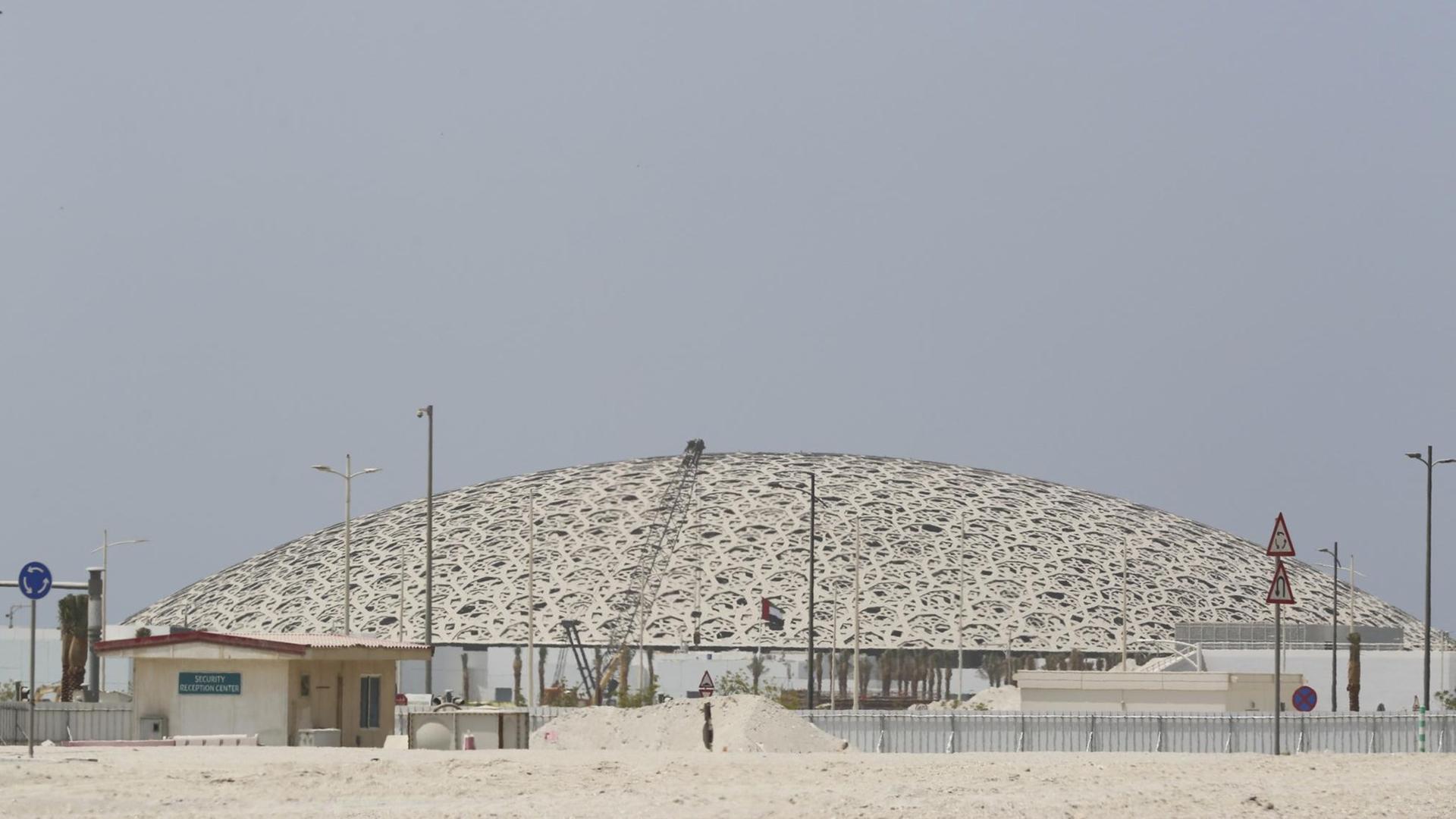 Das gewölbte Dach des Louvre Abu Dhabi. Das gewölbte Dach des Louvre Abu Dhabi.
