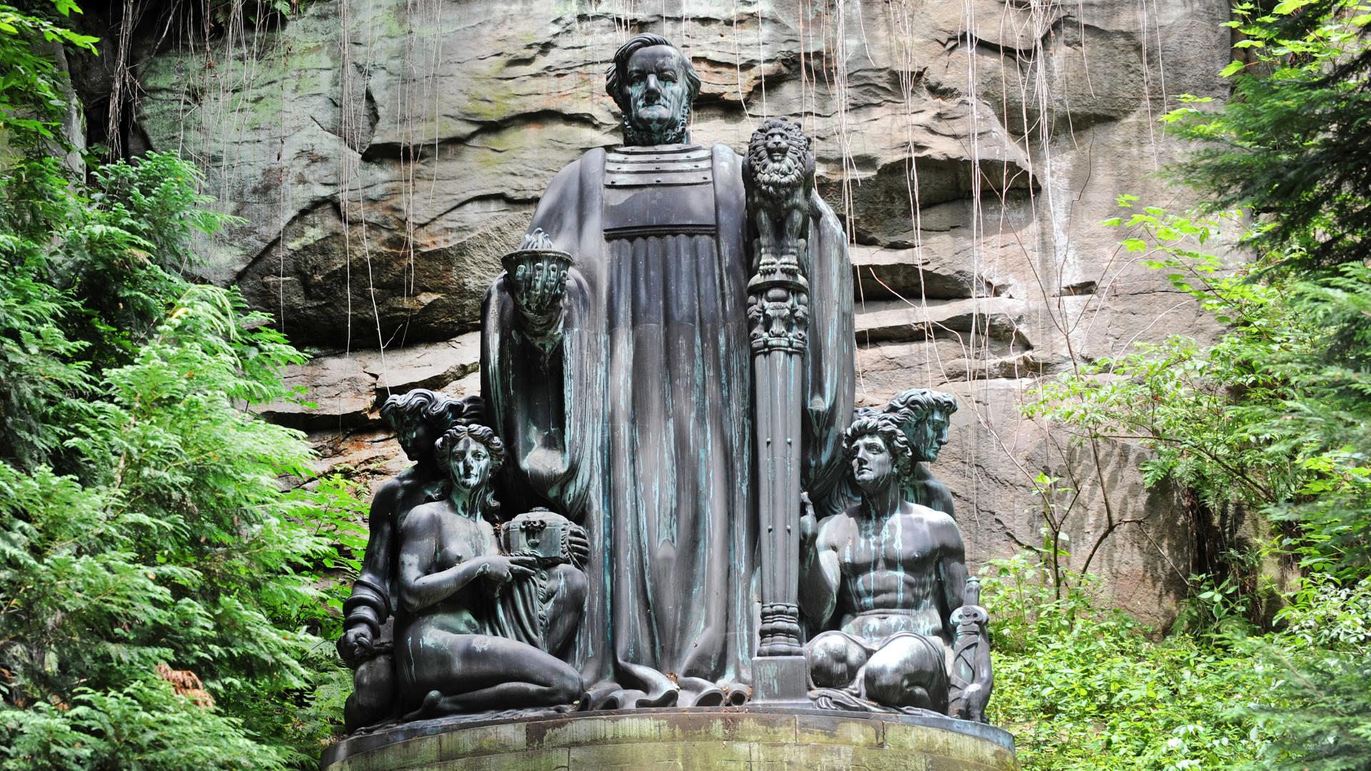 Das Denkmal des Komponisten Richard Wagner im Liebethaler Grund bei Dresden zeigt den Komponisten als Gralshüter. Das Denkmal des Komponisten Richard Wagner im Liebethaler Grund bei Dresden zeigt den Komponisten als Gralshüter.