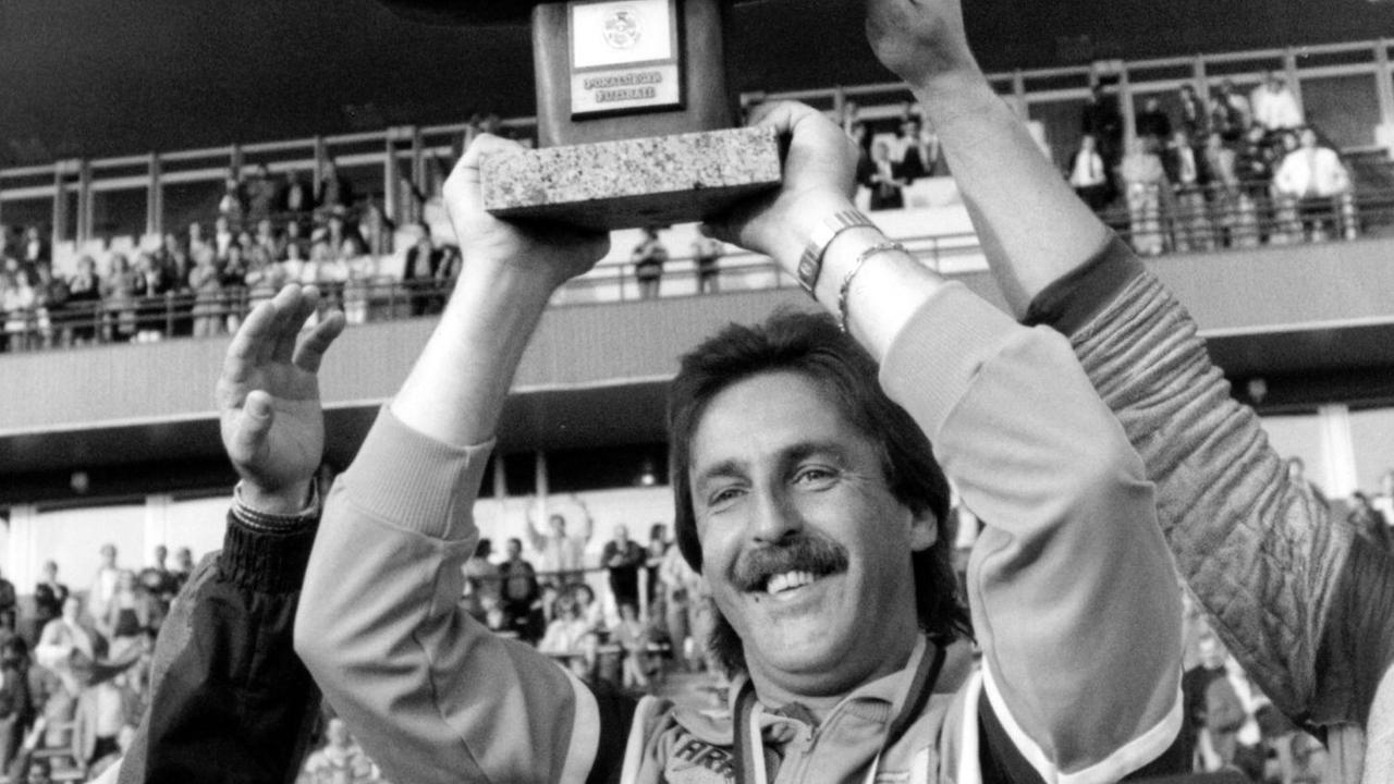 Hansa-Trainer Uwe Reinders jubelt. Seine Mannschaft gewinnt das 40. und letzte Endspiel um den DDR-Pokal. Hansa-Trainer Uwe Reinders jubelt. Seine Mannschaft gewinnt das 40. und letzte Endspiel um den DDR-Pokal.