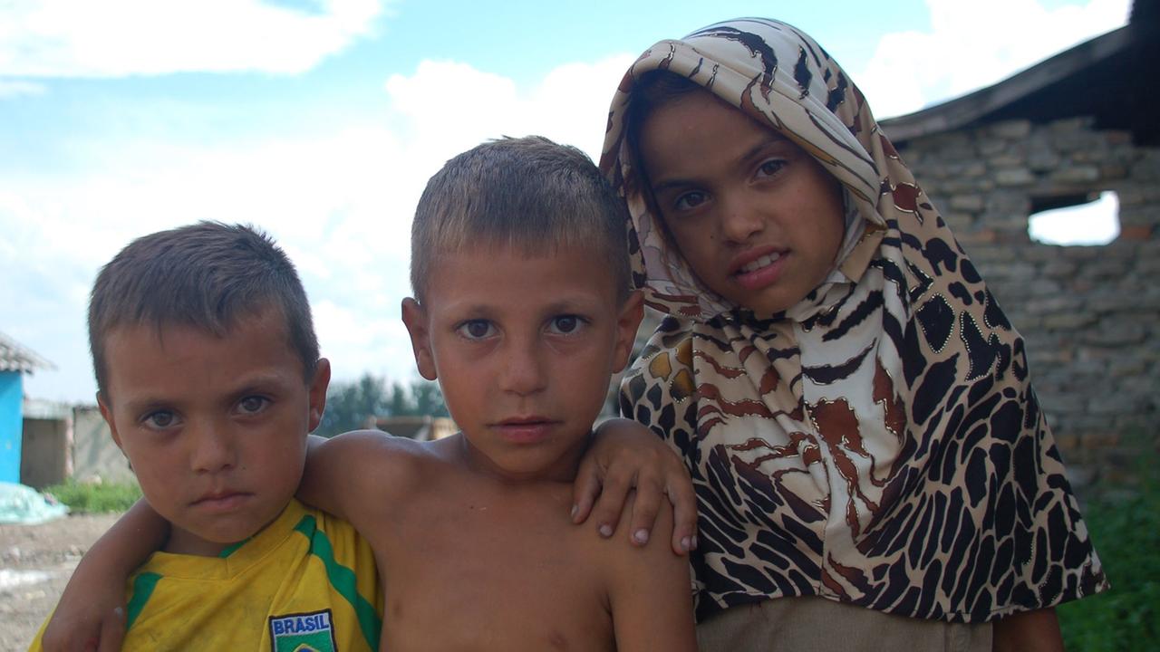 Drei Kinder in der Romasiedlung Veliki Rit in Novi Sad für die Reportage 28.8.14