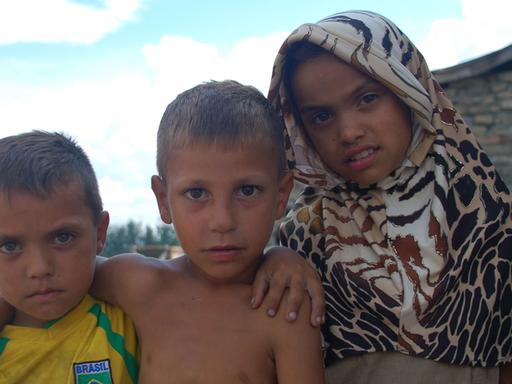 Drei Kinder in der Romasiedlung Veliki Rit in Novi Sad für die Reportage 28.8.14