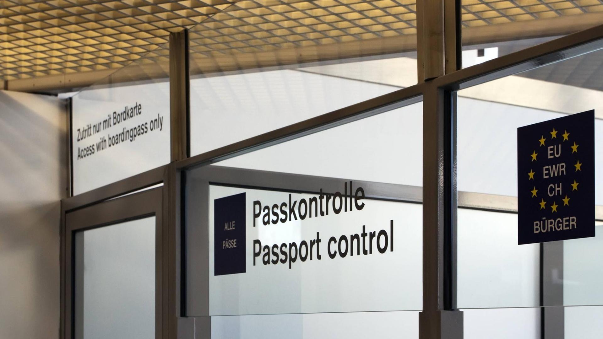 Ein Einreiseschalter an einem deutschen Flughafen mit der Aufschrift "Passkontrolle. Passport Control". Ein Einreiseschalter an einem deutschen Flughafen mit der Aufschrift "Passkontrolle. Passport Control".
