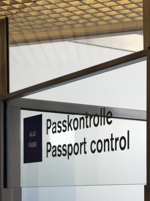 Ein Einreiseschalter an einem deutschen Flughafen mit der Aufschrift "Passkontrolle. Passport Control".