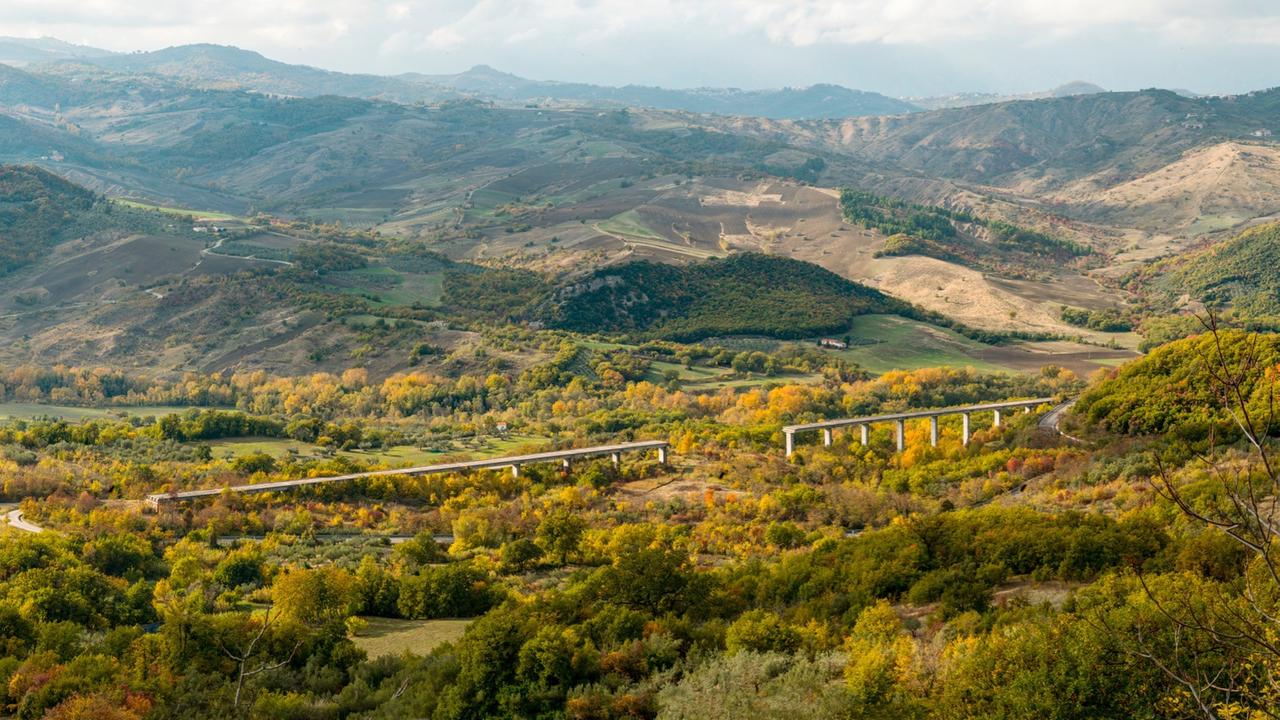 Ruine eines Viadukts. Im Hintergrund sind die Abruzzen zu sehen Ruine eines Viadukts. Im Hintergrund sind die Abruzzen zu sehen