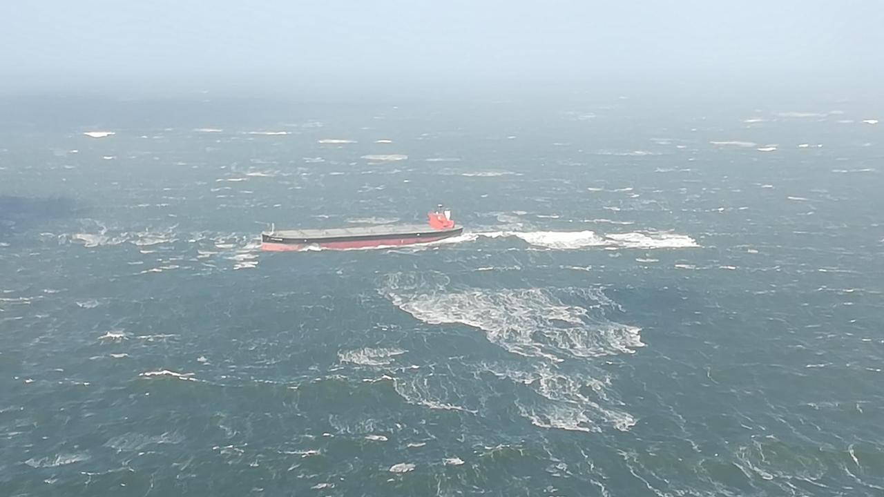 Das Bild zeigt den Frachter "Glory Amsterdam", der am 29.10.2017 in Folge des Herbststurms "Herwart" in der Nordsee vor Langeoog in Seenot geriet.