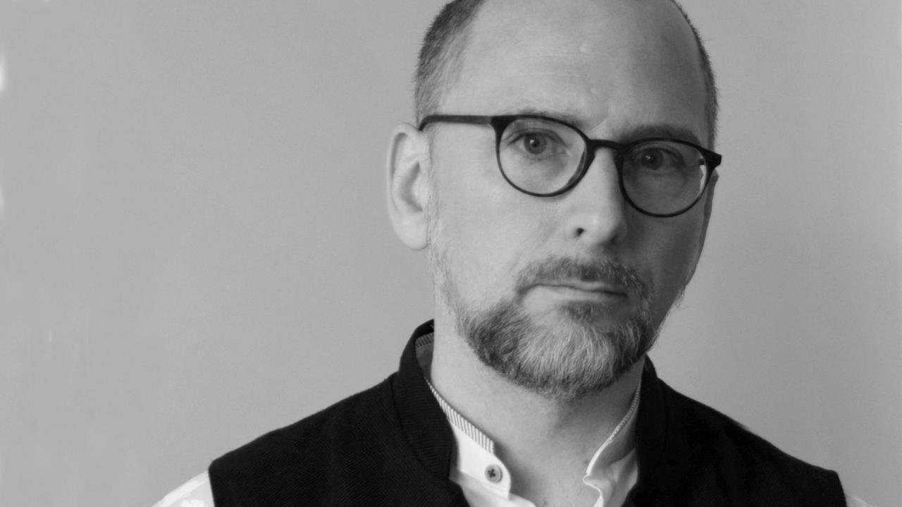 Ein Schwarz-Weiß-Porträt von David Lauer. Ein Schwarz-Weiß-Porträt von David Lauer.