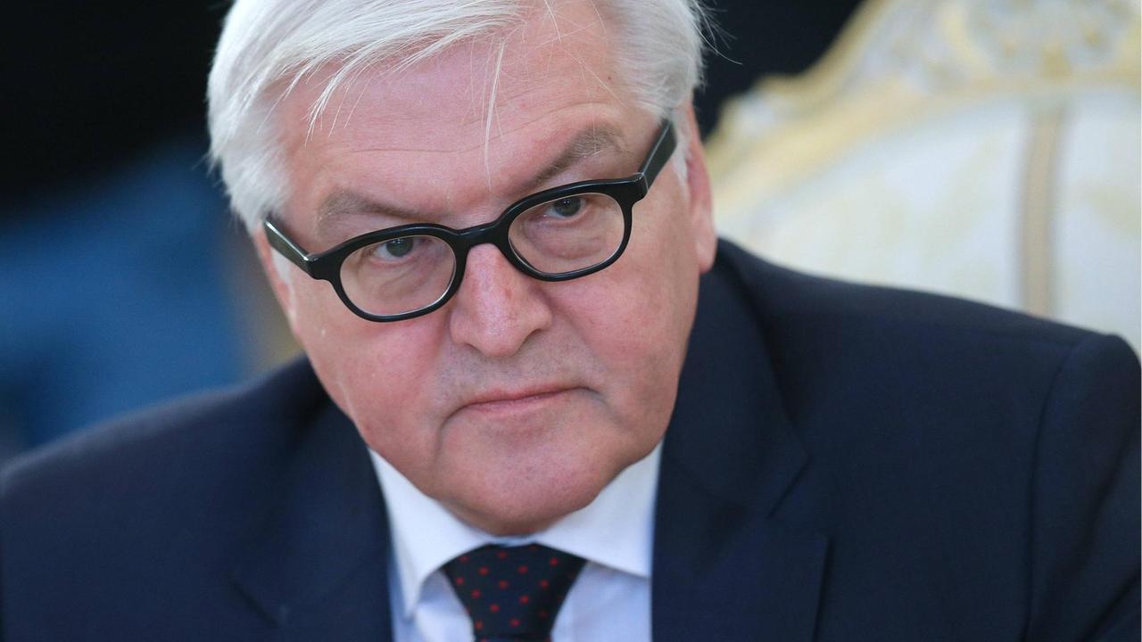 Außenminister Frank Walter Steinmeier bei einem Treffen mit Russlands Außenminister Außenminister Frank Walter Steinmeier bei einem Treffen mit Russlands Außenminister