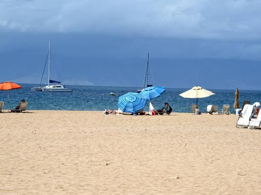 Sonnenschirme am Kaanapali Beach in Lahaina auf Maui, Hawaii.
