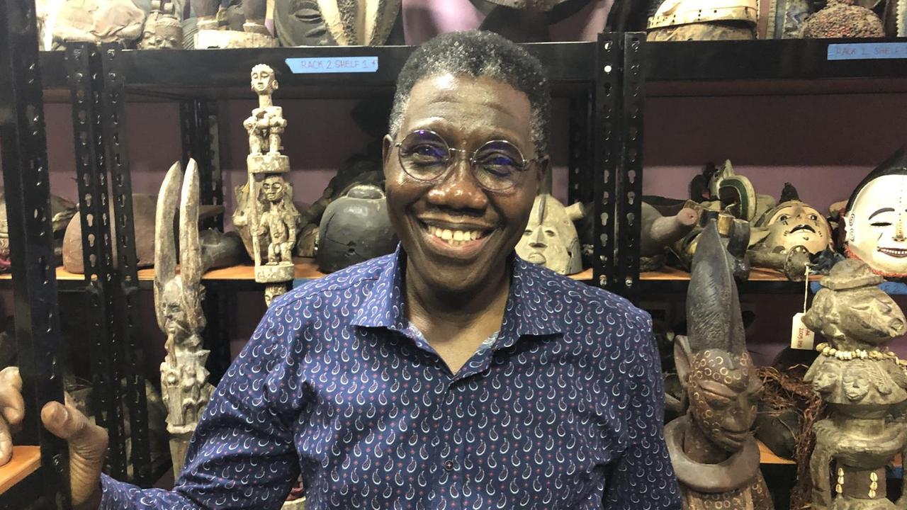 Der nigerianische Kunstsammler Olufemi Akinsanya in seinem Der nigerianische Kunstsammler Olufemi Akinsanya in seinem