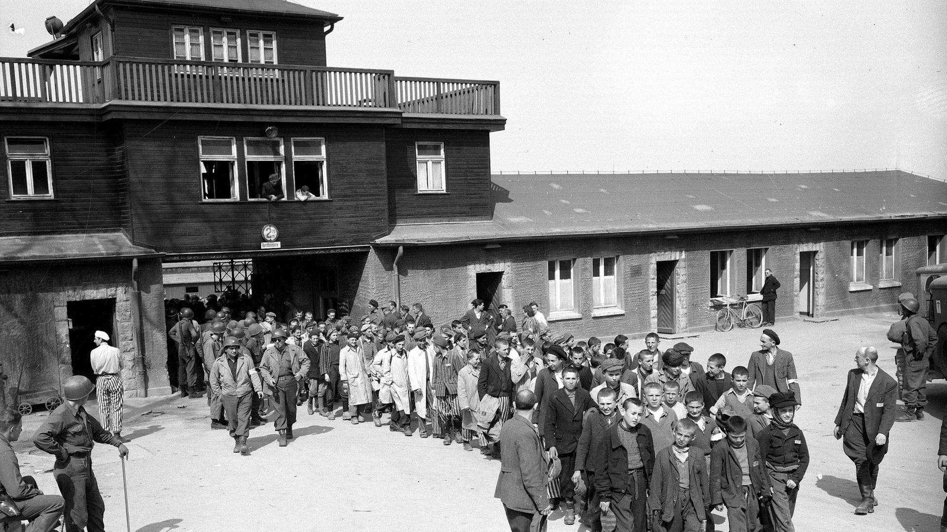 Ehemalige Gefangene verlassen das Konzentrationslager Buchenwald.