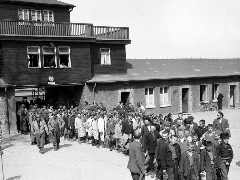 Ehemalige Gefangene verlassen das Konzentrationslager Buchenwald.