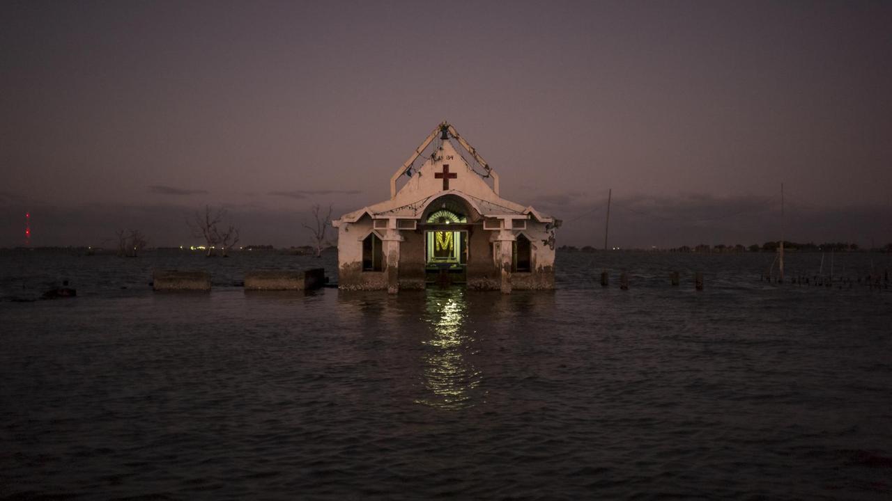2018 überflutete das Meer die Kirche des Dorfes Pariahan und die zu ihr führende Straße in Bulacan, nördlich von Manila. Pariahan war einst ein geschäftiges kleines Dorf. 2018 überflutete das Meer die Kirche des Dorfes Pariahan und die zu ihr führende Straße in Bulacan, nördlich von Manila. Pariahan war einst ein geschäftiges kleines Dorf.
