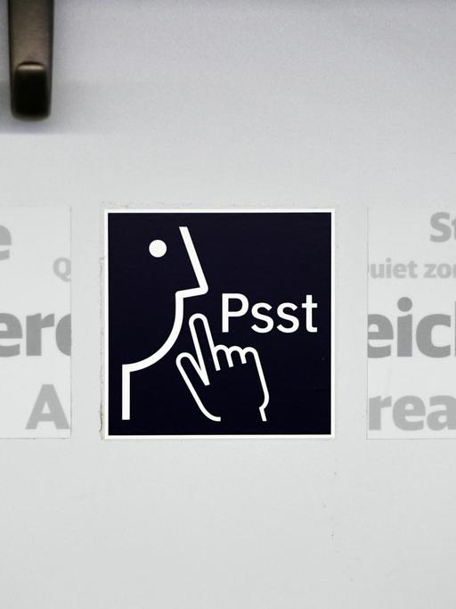 Ein Hinweis "Ruhebereich" neben einem Icon auf dem „Psst“ steht.