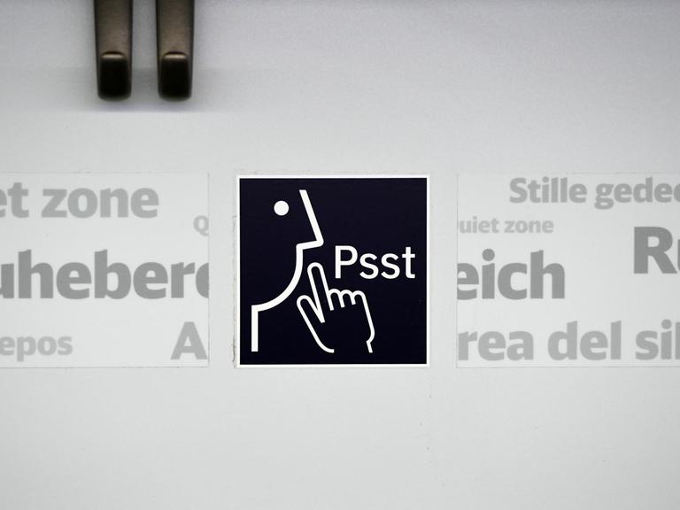 Ein Hinweis "Ruhebereich" neben einem Icon auf dem „Psst“ steht.