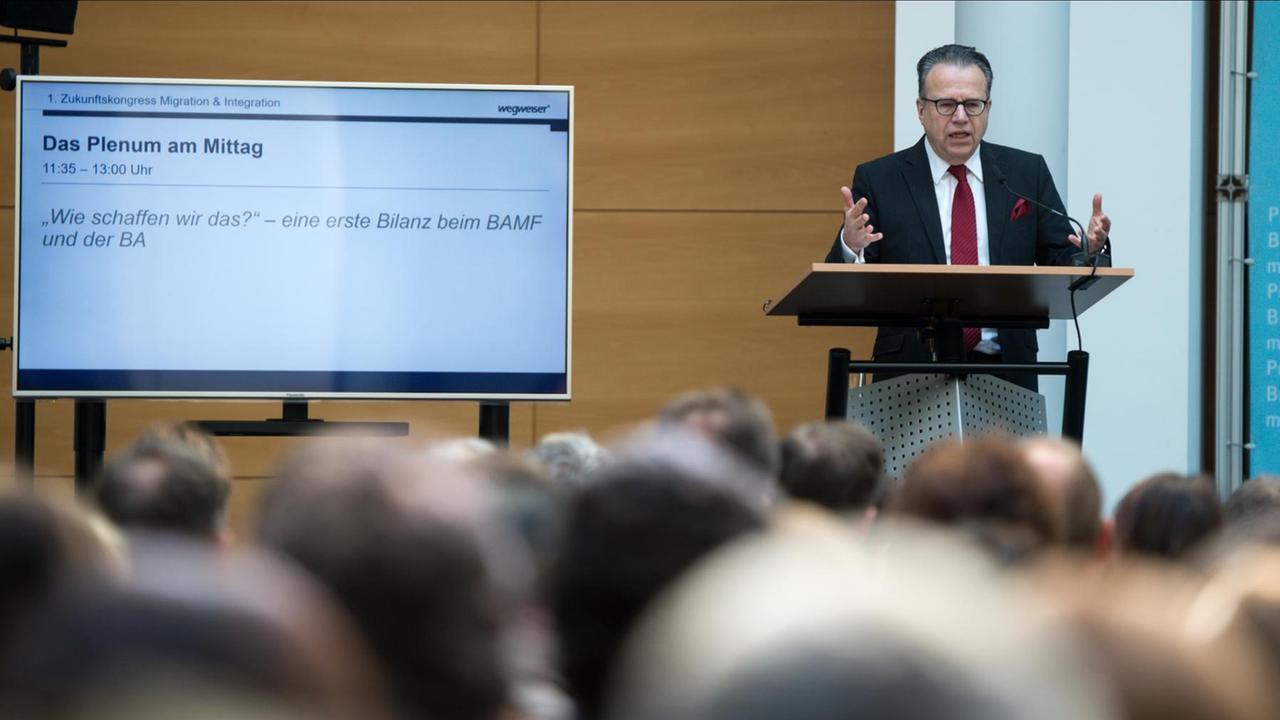 Frank-Jürgen Weise, Leiter des Bundesamtes für Migration und Flüchtlinge (BAMF) und Vorsitzender des Vorstandes der Bundesagentur für Arbeit, spricht am 16.03.2016 beim Zukunftskongress Migration und Integration 2016 des Bundespresseamts in Berlin. Frank-Jürgen Weise, Leiter des Bundesamtes für Migration und Flüchtlinge (BAMF) und Vorsitzender des Vorstandes der Bundesagentur für Arbeit, spricht am 16.03.2016 beim Zukunftskongress Migration und Integration 2016 des Bundespresseamts in Berlin.