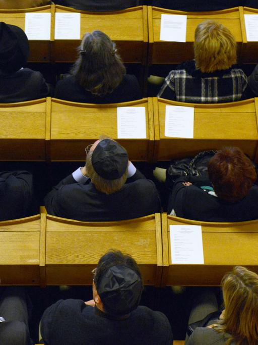 Besucher sitzen während der Verleihung des Paul-Spiegel-Preises in der Düsseldorfer Synagoge.