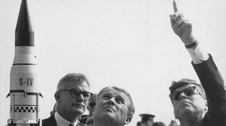 US-Präsident John F. Kennedy (rechts) mit Wernher von Braun. US-Präsident John F. Kennedy (rechts) mit Wernher von Braun.