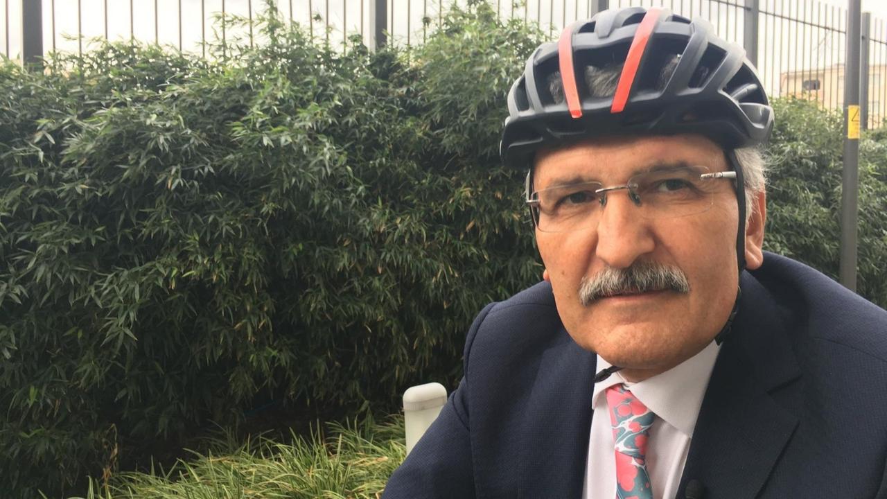 Murat Aydin, der Bürgermeister des Istanbuler Stadtteils Zeytinburnu, ist auf's Rad umgestiegen.