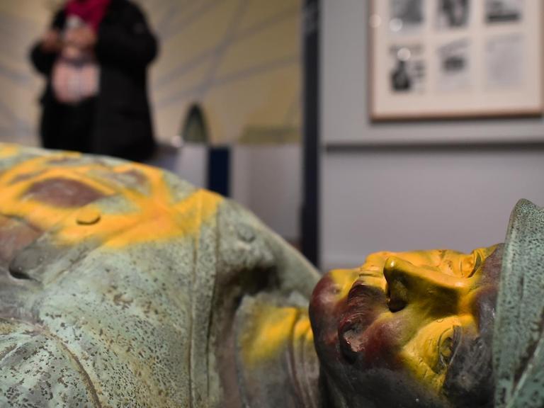 Das Ende der 60er-Jahre gestürzte Denkmal des Afrikaforschers und Kolonialbeamten Hermann von Wissmann 