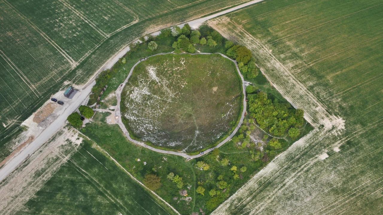 Luftaufnahme auf einen großer Krater in einer Landschaft. Luftaufnahme auf einen großer Krater in einer Landschaft.