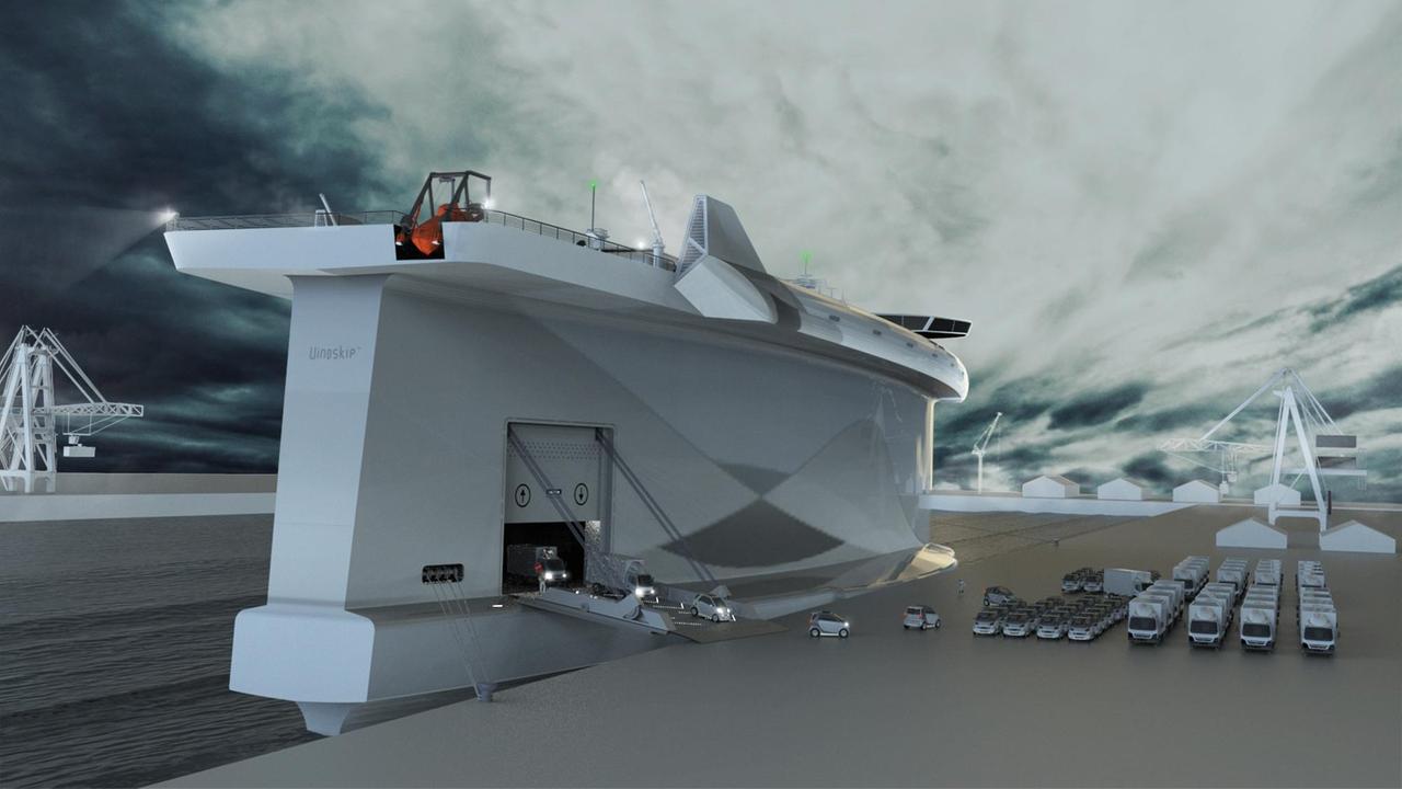 Ein Schiff mit einem hohen Rumpf liegt am Kai, während Lastfahrzeuge vom Schiff an Land fahren Ein Schiff mit einem hohen Rumpf liegt am Kai, während Lastfahrzeuge vom Schiff an Land fahren