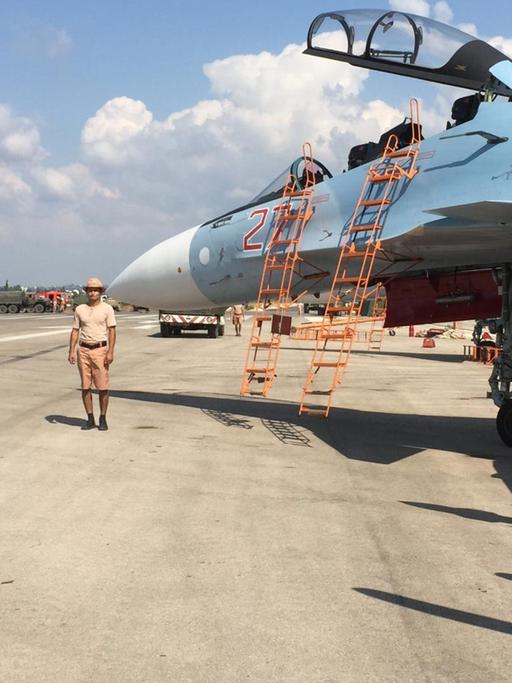 Russische Piloten des Kampfflugzeuges SU-30 auf einer Militärbasis in Syrien (5.10.2015)