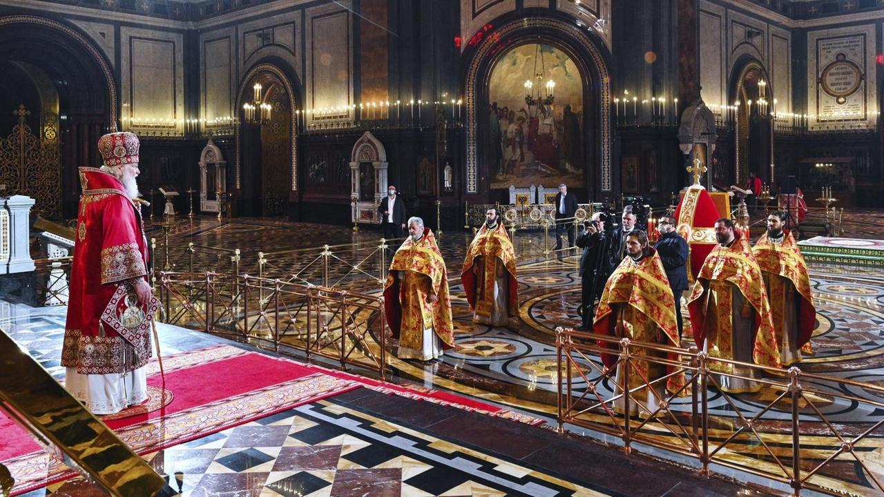 Der russisch-orthodoxe Patriarch Kirill feiert die Auferstehungsmesse in der Moskauer Erlöserkathedrale ohne Besucher. Der russisch-orthodoxe Patriarch Kirill feiert die Auferstehungsmesse in der Moskauer Erlöserkathedrale ohne Besucher.