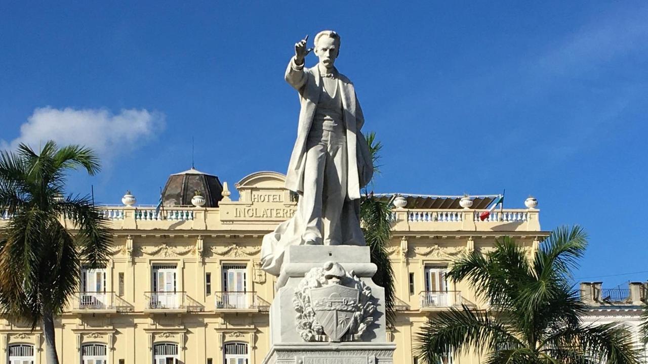 Wie jedes Jahr am 5. Dezember feiert die Großloge Kubas ihre Gründung am Dankmal des kubanischen Nationalhelden José Marti Wie jedes Jahr am 5. Dezember feiert die Großloge Kubas ihre Gründung am Dankmal des kubanischen Nationalhelden José Marti