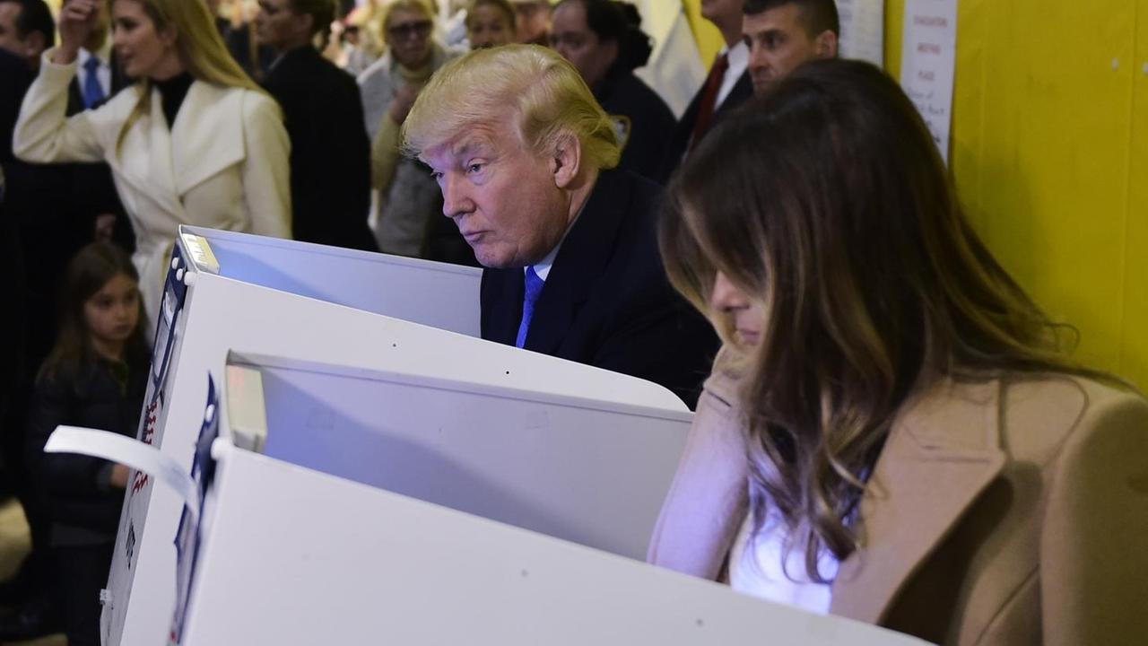 Donald Trump und seine Frau Melania geben in New York bei der US-Präsidentschaftswahl ihre Stimmen ab. Donald Trump und seine Frau Melania geben in New York bei der US-Präsidentschaftswahl ihre Stimmen ab.