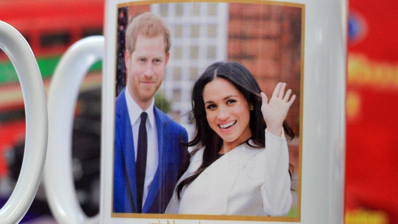 ARCHIV - 24.02.2018, Großbritannien, Windsor: Eine Tasse mit dem Abbild von Prinz Harry und Meghan Markle wird in einem Souvenir Shop zum Verkauf angeboten. Vor allem Touristen aus den USA gehören zu den besten Kunden in Andenkenläden. ARCHIV - 24.02.2018, Großbritannien, Windsor: Eine Tasse mit dem Abbild von Prinz Harry und Meghan Markle wird in einem Souvenir Shop zum Verkauf angeboten. Vor allem Touristen aus den USA gehören zu den besten Kunden in Andenkenläden.