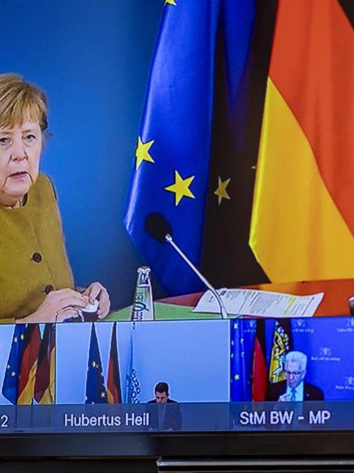 Schleswig-Holstein, Kiel: Angela Merkel (CDU), Bundeskanzlerin, spricht bei Beratungen der deutschen Ministerpräsidenten in einer Videokonferenz und ist dabei auf einem Monitor in der Staatskanzlei in Kiel zu sehen.