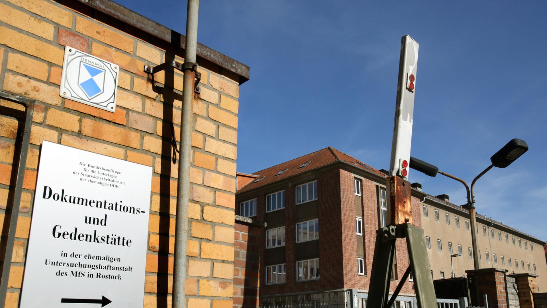 Der Eingang der ehemaligen Untersuchungshaftanstalt der Stasi in Rostock (Mecklenburg-Vorpommern), heute Dokumentations- und Gedenkstätte der Behörde des Bundesbeauftragten für die Stasi-Unterlagen Der Eingang der ehemaligen Untersuchungshaftanstalt der Stasi in Rostock (Mecklenburg-Vorpommern), heute Dokumentations- und Gedenkstätte der Behörde des Bundesbeauftragten für die Stasi-Unterlagen