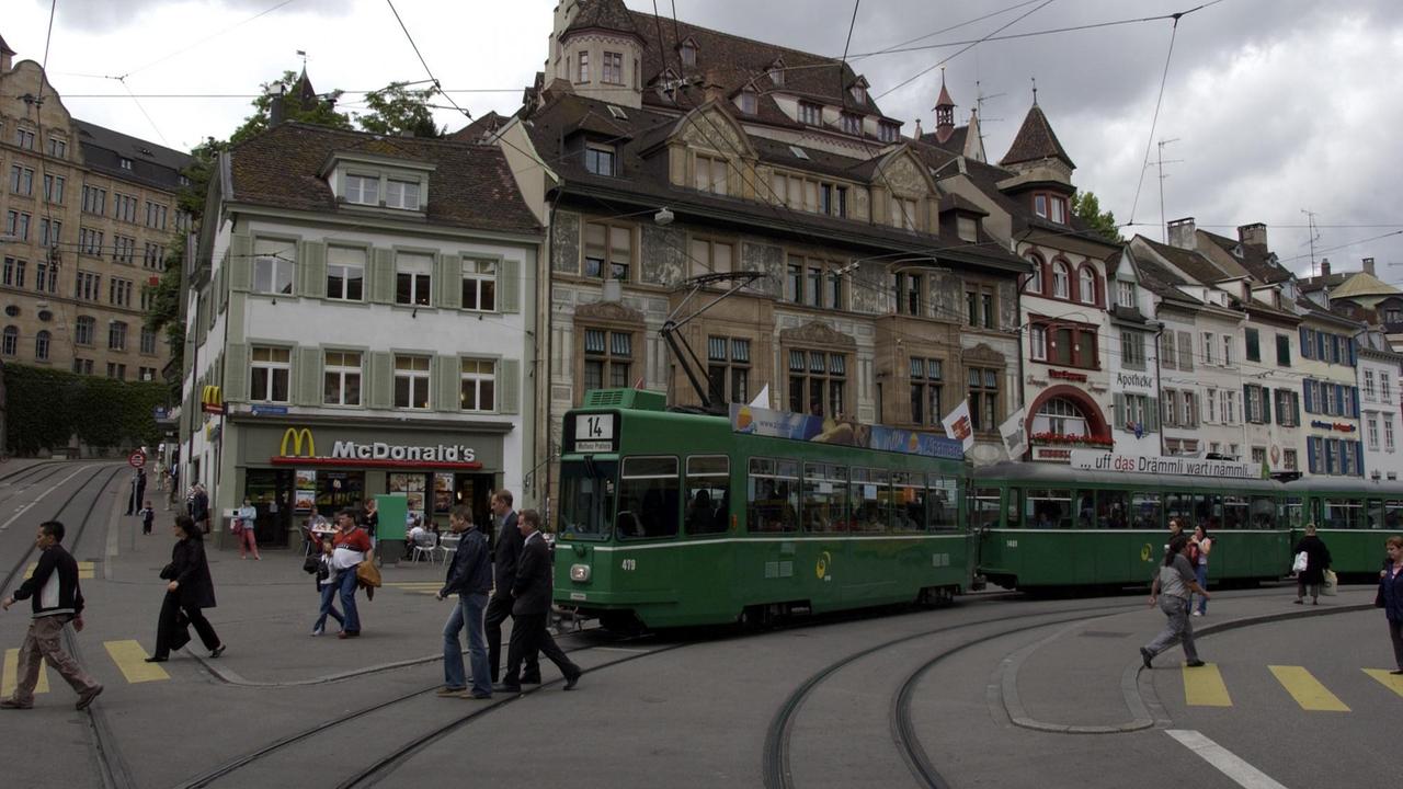 Basel in der Schweiz, die Altstadt mit Restaurant und Straßenbahn  im Jahr 2004