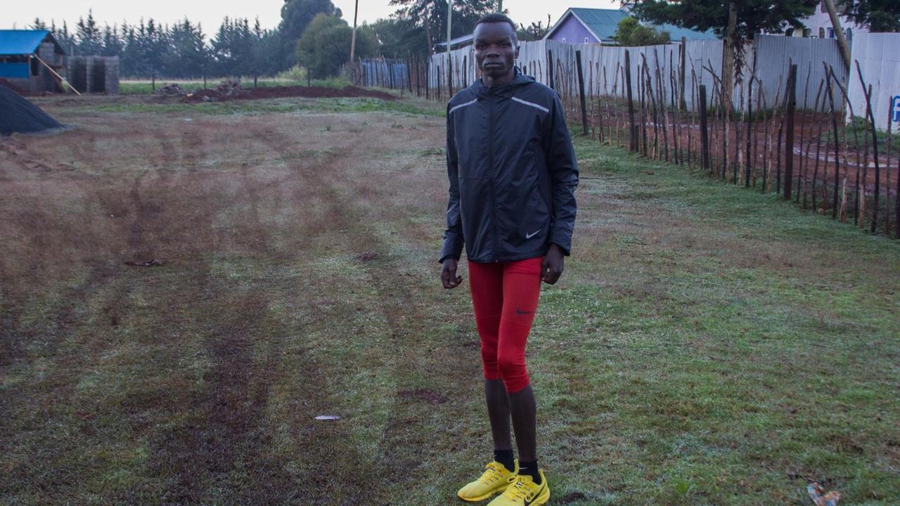 Porträt von Daniel Simiyu in Laufkleidung. Porträt von Daniel Simiyu in Laufkleidung.