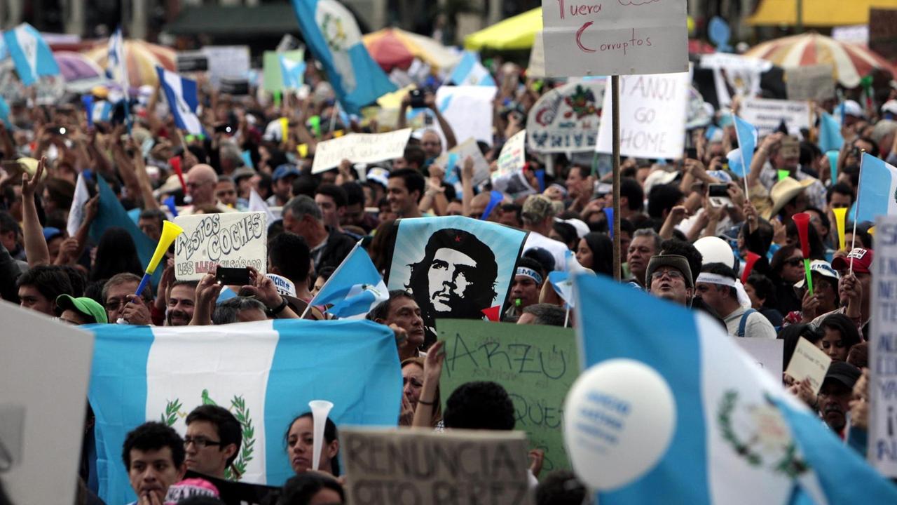 Demonstranten fordern den Rücktritt von Guatemalas Präsident Otto Perez Demonstranten fordern den Rücktritt von Guatemalas Präsident Otto Perez