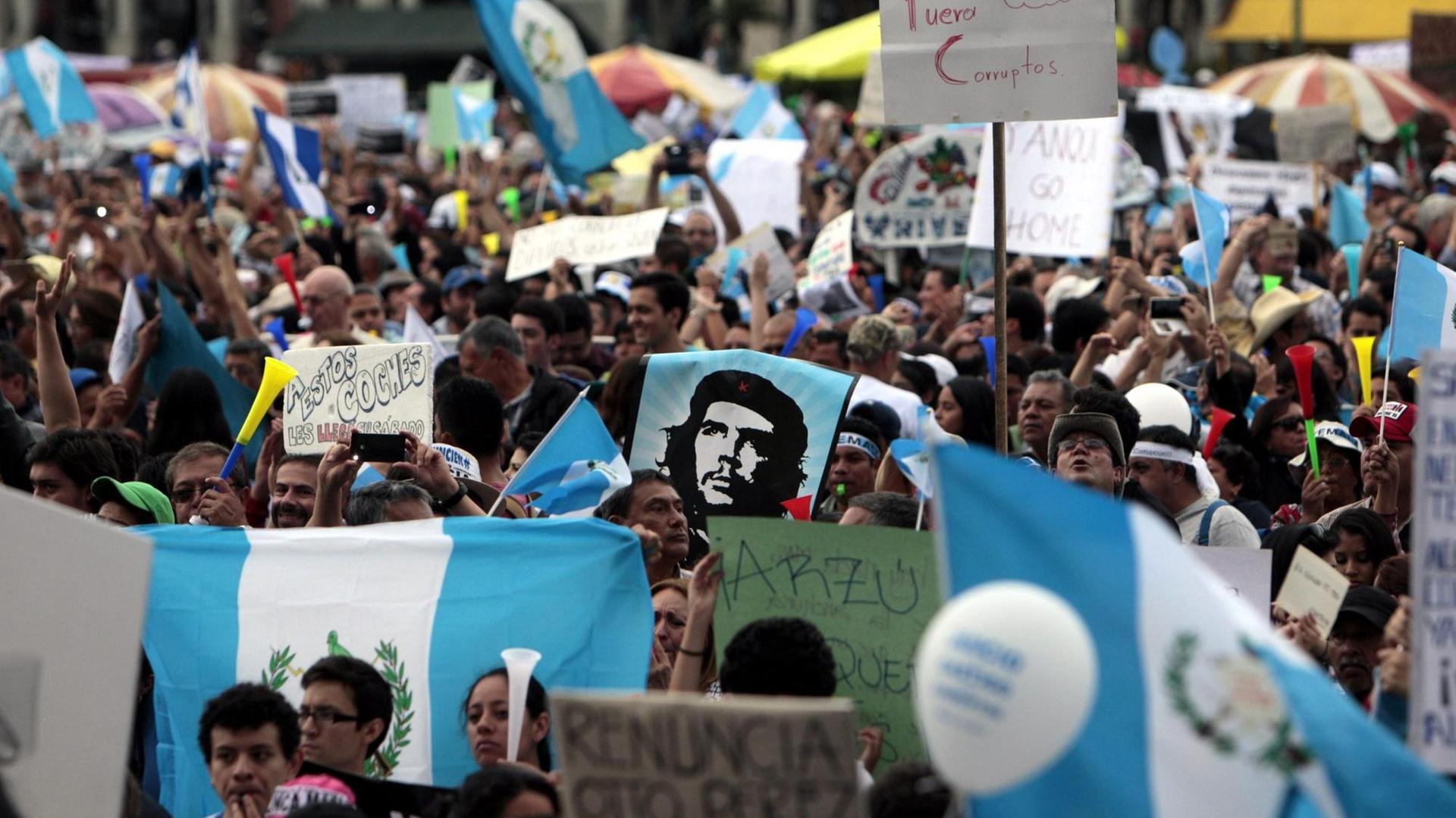 Demonstranten fordern den Rücktritt von Guatemalas Präsident Otto Perez Demonstranten fordern den Rücktritt von Guatemalas Präsident Otto Perez