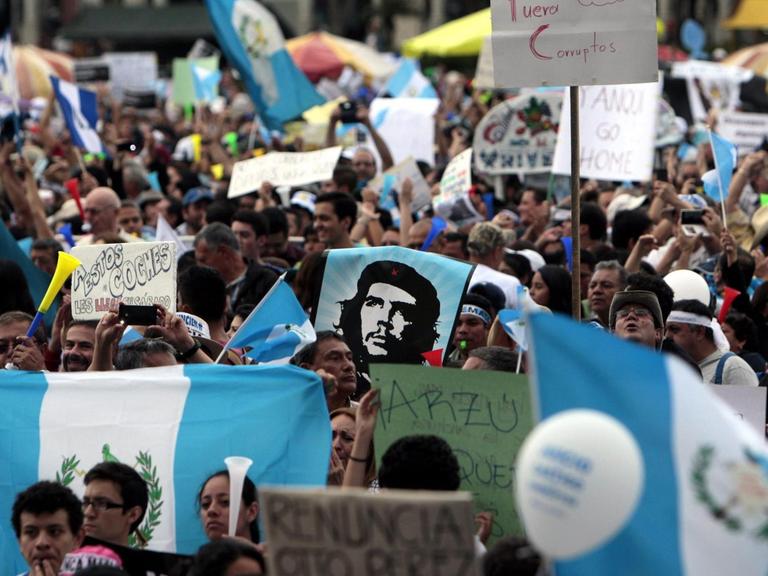 Demonstranten fordern den Rücktritt von Guatemalas Präsident Otto Perez