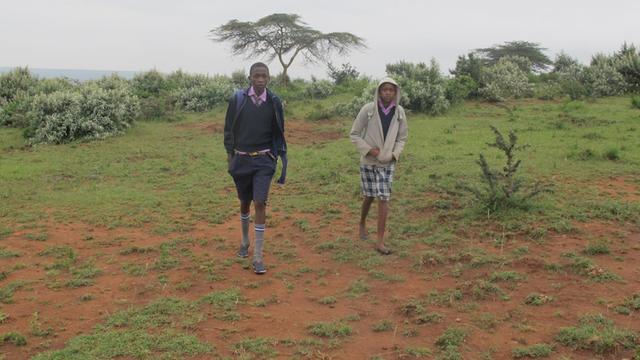 Zwei Kinder in Schuluniform in weiter Steppenlandschaft