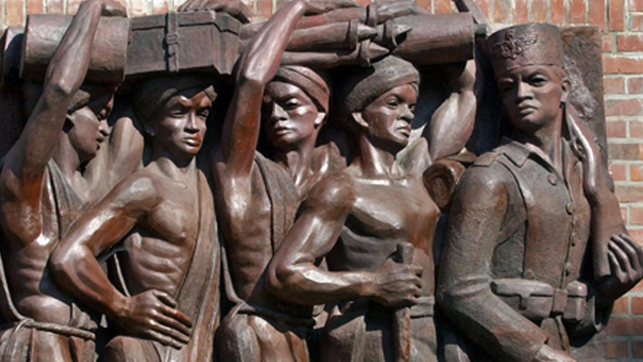 Eine Frau fotografiert am 5.9.2003 das Askari-Relief im Tanzania-Park in Hamburg. Eine Frau fotografiert am 5.9.2003 das Askari-Relief im Tanzania-Park in Hamburg.