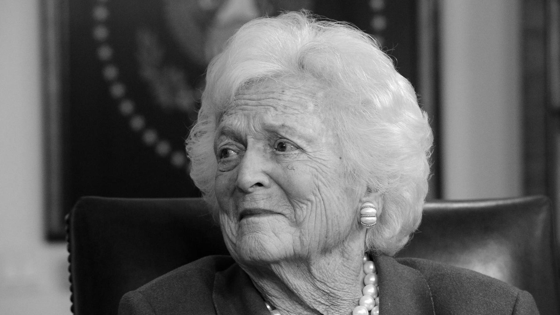 Die ehemalige First Lady der Vereinigten Staaten von Amerika, Barbara Bush und Frau des ehemaligen US-Präsidenten George W. Bush. Die ehemalige First Lady der Vereinigten Staaten von Amerika, Barbara Bush und Frau des ehemaligen US-Präsidenten George W. Bush.