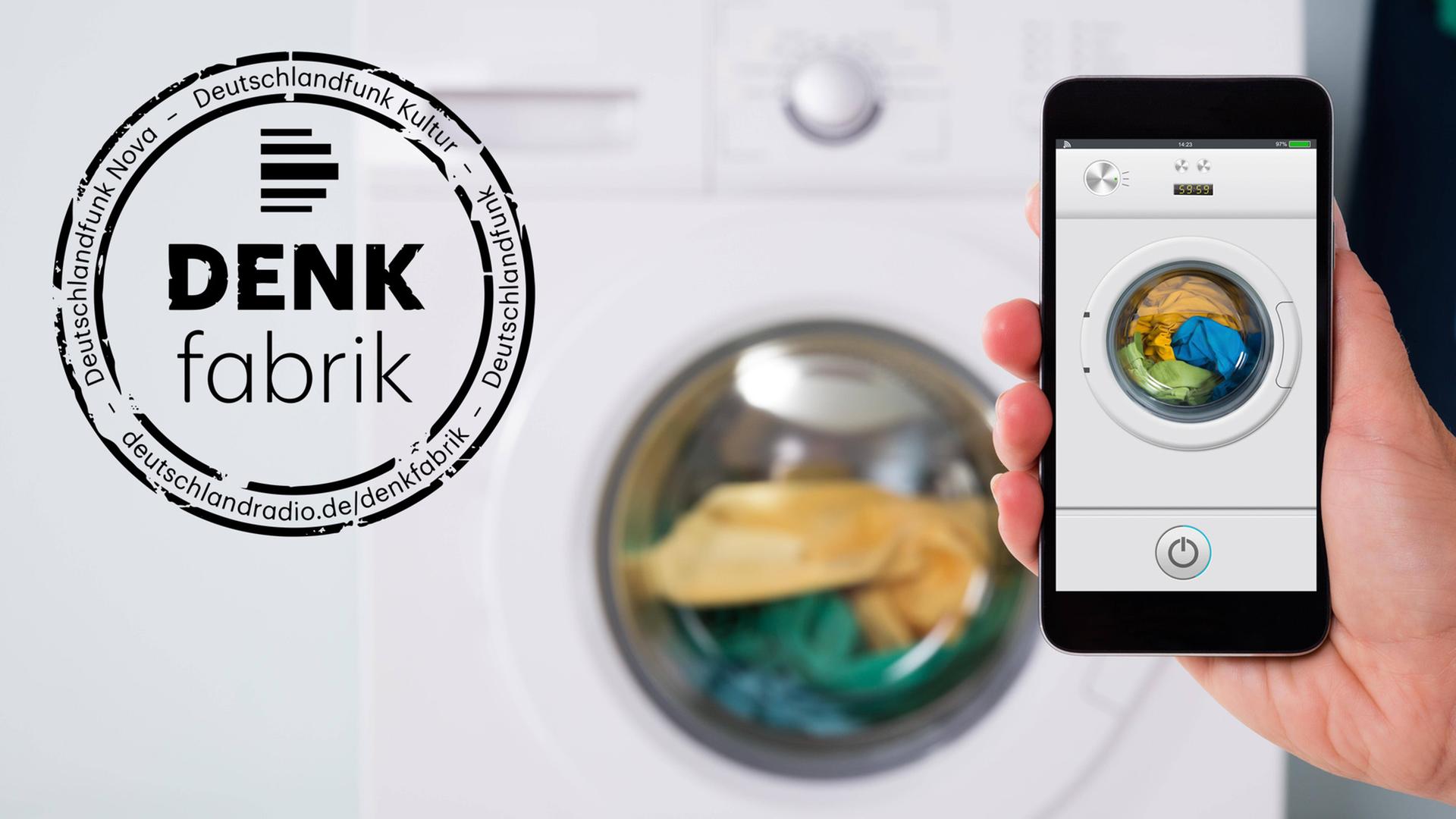 Eine Hand hält ein Smartphone, im Hintergrund ist eine Waschmaschine zu sehen, links im Bild das Deutschlandradio-Denkfabrik-Logo. Eine Hand hält ein Smartphone, im Hintergrund ist eine Waschmaschine zu sehen, links im Bild das Deutschlandradio-Denkfabrik-Logo.