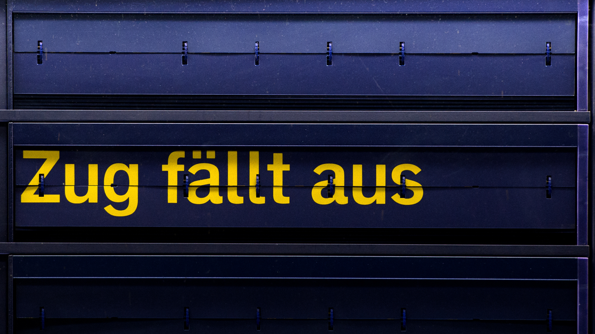Auf einer Anzeigetafel im Hauptbahnhof in Dresden (Sachsen) steht "Zug fällt aus". Auf einer Anzeigetafel im Hauptbahnhof in Dresden (Sachsen) steht "Zug fällt aus".