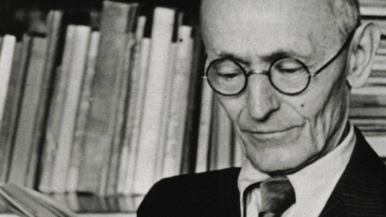 Der Schriftsteller und Dichter Hermann Hesse, 1877 - 1962, hochbetagt in seinem Haus in Montagnola im schweizerischen Tessin Der Schriftsteller und Dichter Hermann Hesse, 1877 - 1962, hochbetagt in seinem Haus in Montagnola im schweizerischen Tessin