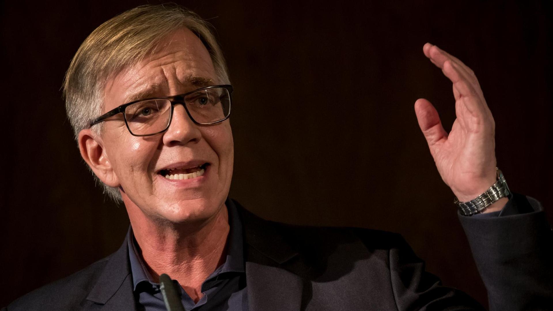 Der Fraktionsvorsitzende der Partei Die Linke im Bundestag, Dietmar Bartsch, auf einen Parteitag in Wolfsburg. Der Fraktionsvorsitzende der Partei Die Linke im Bundestag, Dietmar Bartsch, auf einen Parteitag in Wolfsburg.