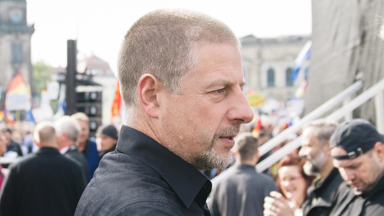 Der Rechtspopulist Götz Kubitschek steht am 16.10.2016 auf dem Theaterplatz in Dresden. Der Rechtspopulist Götz Kubitschek steht am 16.10.2016 auf dem Theaterplatz in Dresden.