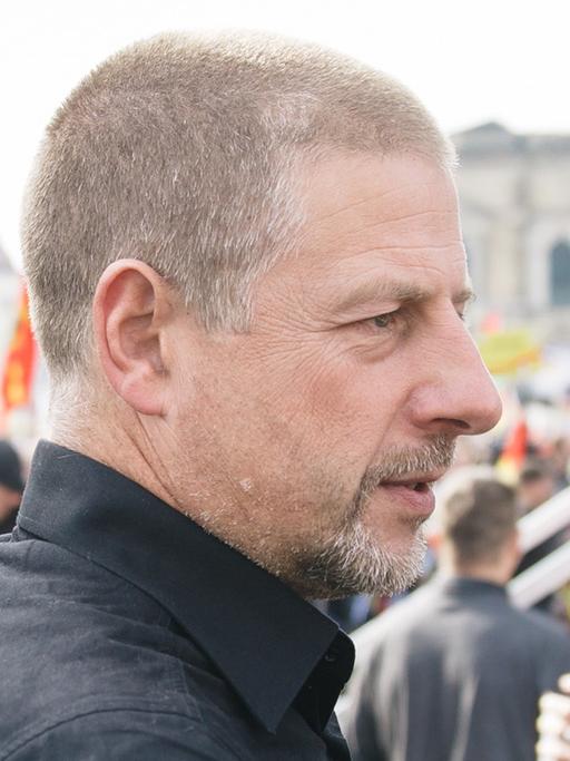 Der Rechtspopulist Götz Kubitschek steht am 16.10.2016 auf dem Theaterplatz in Dresden.